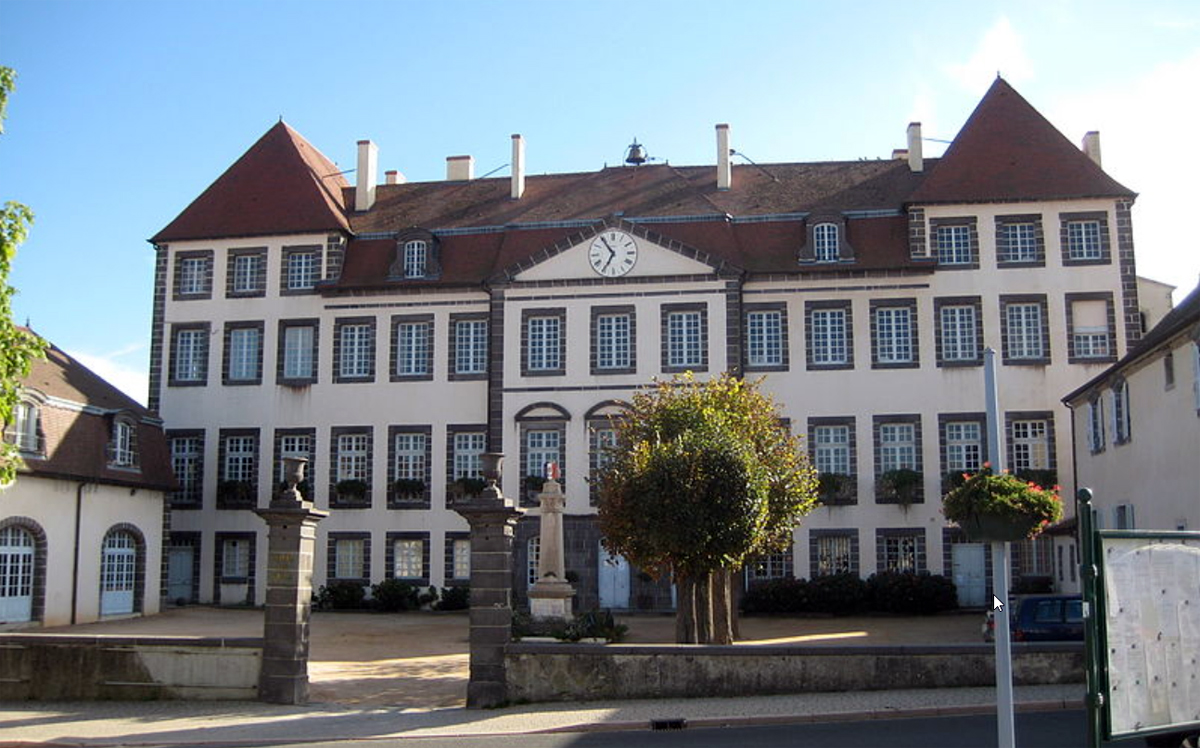 Château à Combronde Voyagez à Côtes de Combrailles